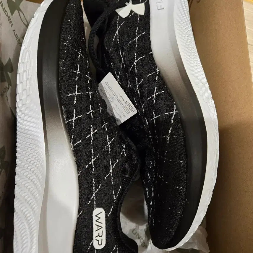 [BUNJANG] Under Armour FLOW Velociti Wind Women's Running Shoes / 언더아머 FLOW Velociti Wind 여성 러닝화 블랙 230