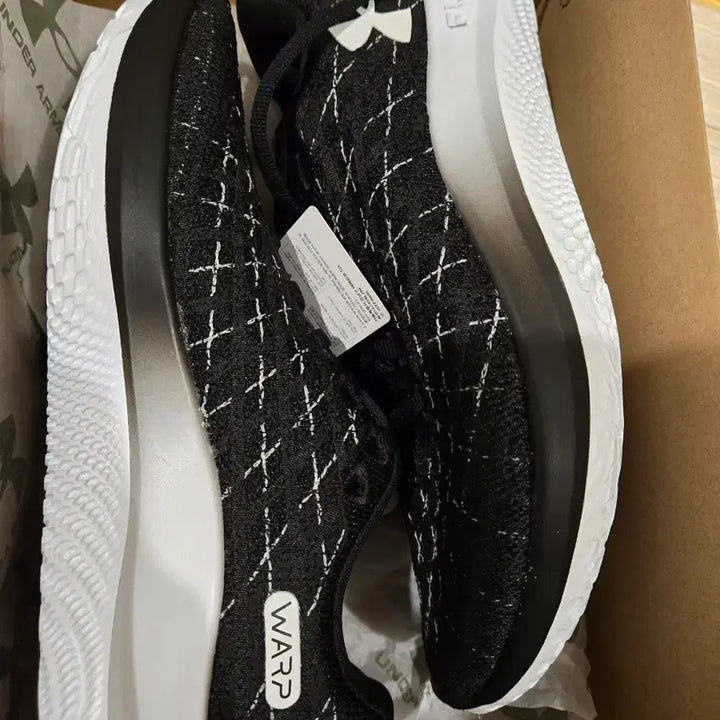 [BUNJANG] Under Armour FLOW Velociti Wind Women's Running Shoes / 언더아머 FLOW Velociti Wind 여성 러닝화 블랙 230