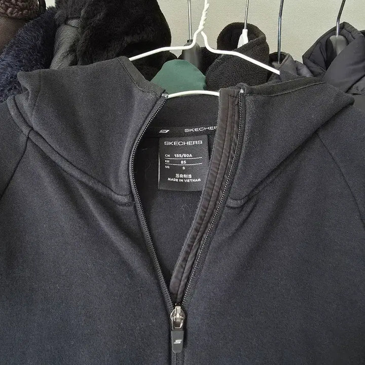 [BUNJANG] Skechers Hooded Zip-up Jacket (Black, Size S) / [스케쳐스] 후드집업 S 85 블랙