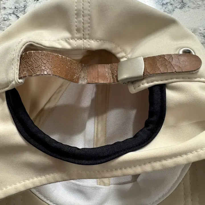 [BUNJANG] Black & White Golfwear Hat / 블랙앤화이트 골프웨어 귀돌이 모자