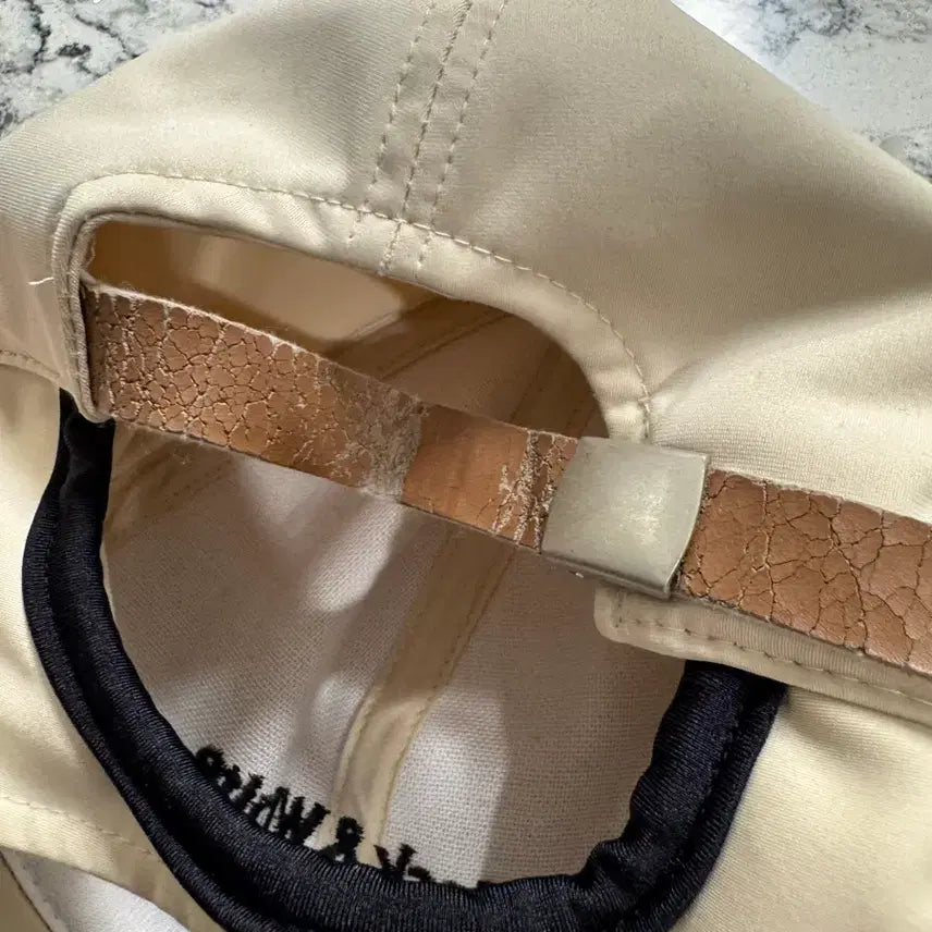 [BUNJANG] Black & White Golfwear Hat / 블랙앤화이트 골프웨어 귀돌이 모자