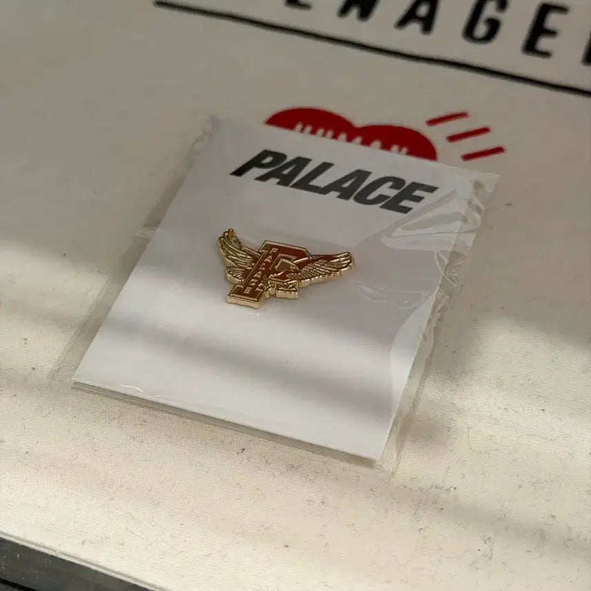 [BUNJANG] Palace Eagle Pin Badge Gold / 팔라스 이글 핀 뱃지 골드