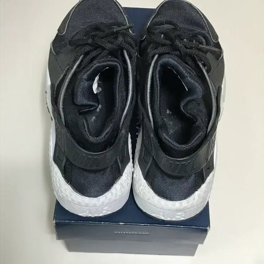 [SOLD OUT] 나이키 에어 허라취 블랙 스니커즈 230