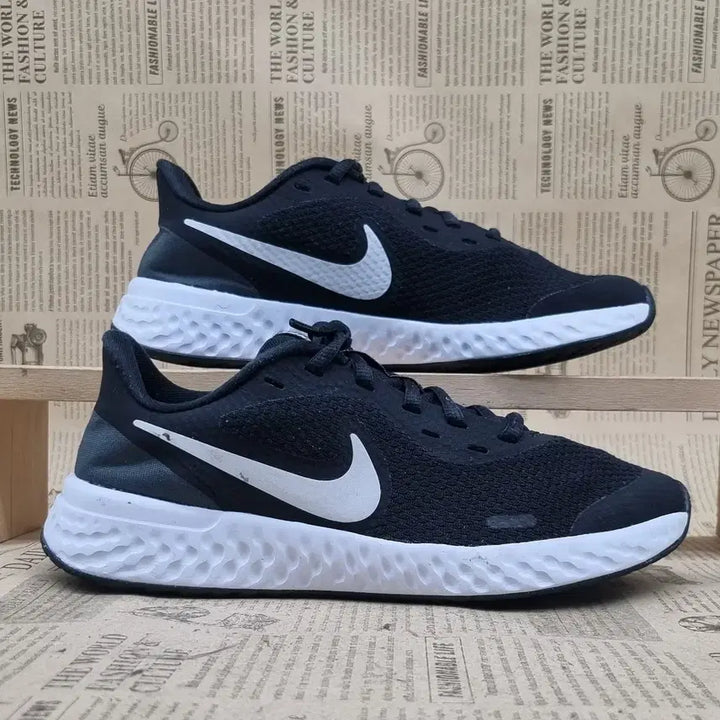 [BUNJANG] Nike Revolution 5 Women's Sneakers 235 / 나이키 레볼루션5 여성운동화235