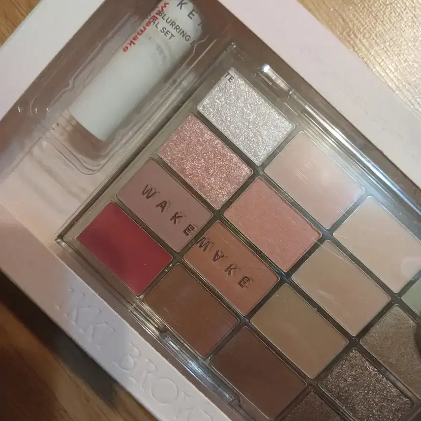 [BUNJANG] WAKE MAKE Fall in Fig Blurring Eyeshadow Palette + Mini Lipstick / 무료배송)웨이크메이크 아이팔레트 폴인피그블러링 미니립스틱무료드립니다