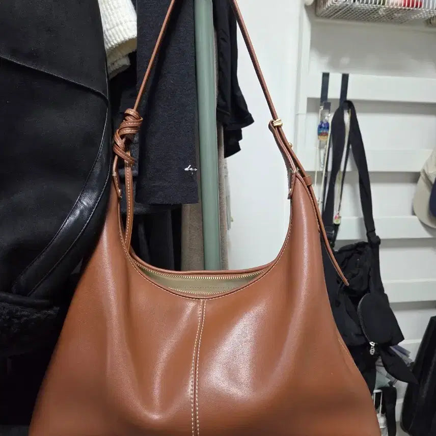 [BUNJANG] Demeriel Veneta Hobo Bag Medium / 드메리엘 베네타 호보백 미디엄