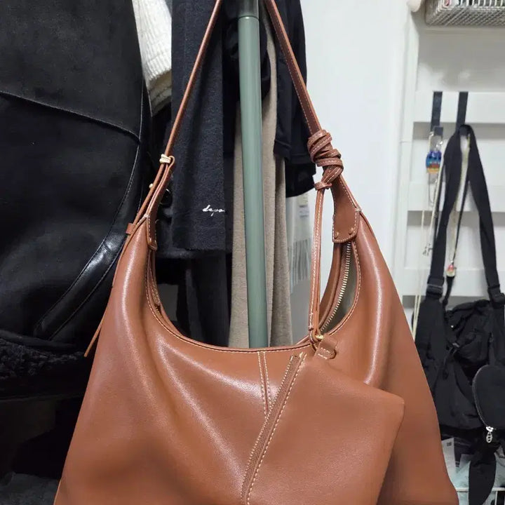 [BUNJANG] Demeriel Veneta Hobo Bag Medium / 드메리엘 베네타 호보백 미디엄
