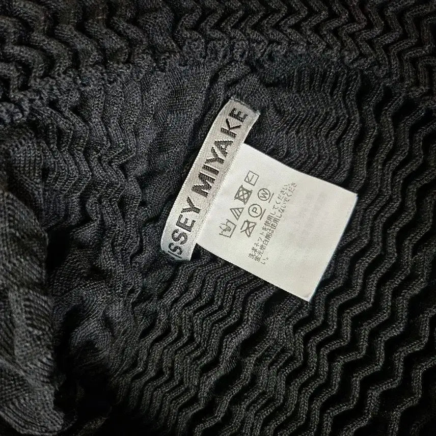 [BUNJANG] Issey Miyake Sponge Cardigan Black / 이세이미야케 스폰지가디건 블랙