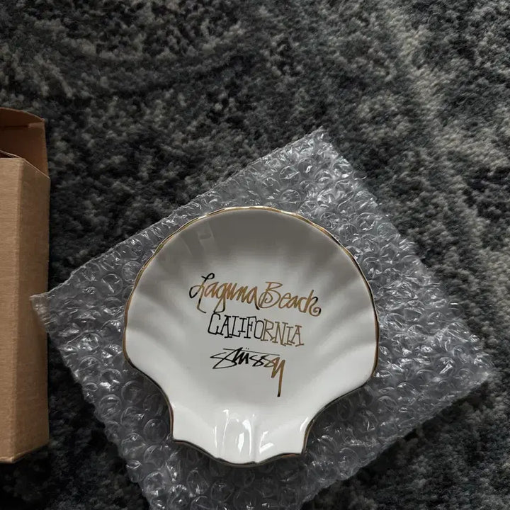 [BUNJANG] Stussy Ceramic Seashell Ashtray White / [새상품] 스투시 세라믹 씨쉘 애쉬트레이 화이트