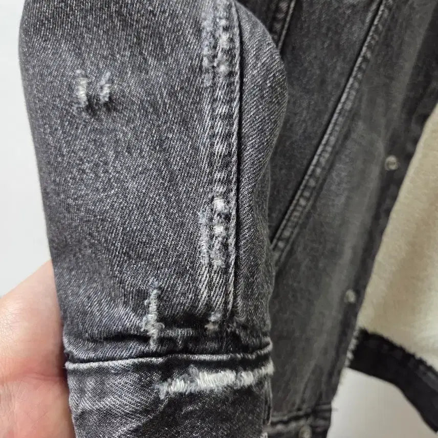 [BUNJANG] Levi's Damaged Sherpa Denim Jacket - L / 리바이스 데미지드 쉐르파 데님 자켓 L