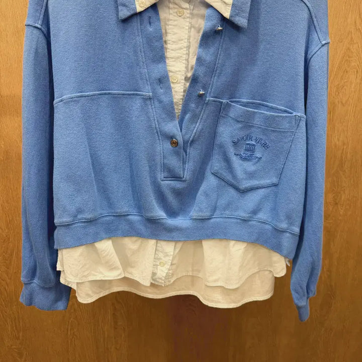 [BUNJANG] System Layered Lettering Embroidered Single Pocket Shirt / 시스템 셔츠 레이어드 맨투맨 레터링 자수 싱글 포켓 카라넥 디테일 블루