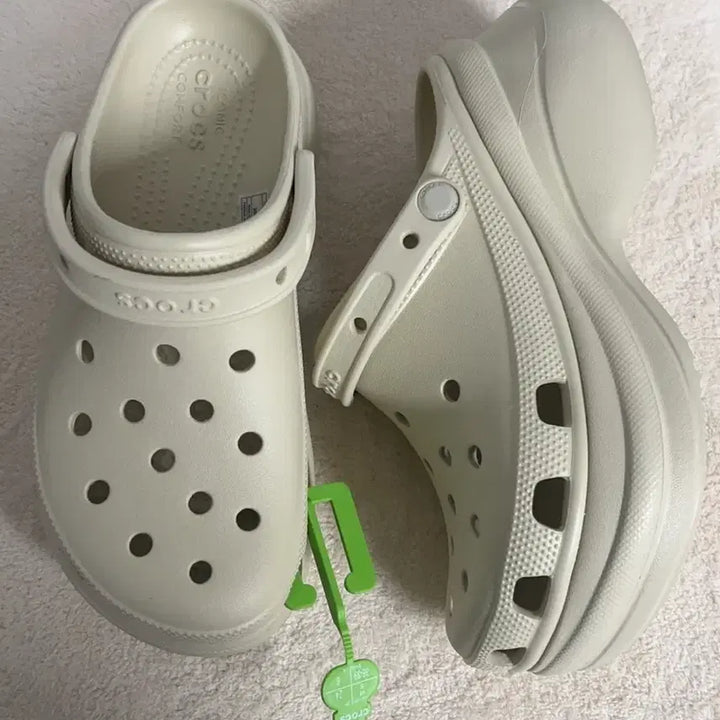 [BUNJANG] Crocs Classic Bae Clog Beige / M5/W7크록스  베이클로그 베이지240사이즈
