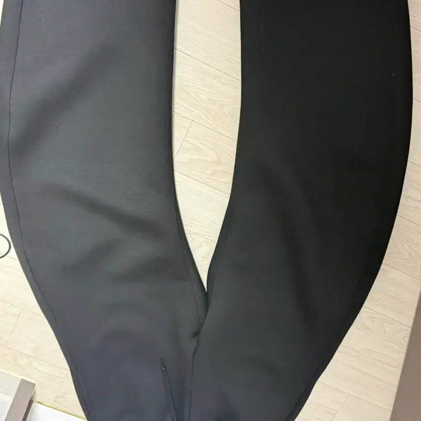 [BUNJANG] Takeasy Neaprin Curved Sweatpants / 테이크이지 네어프린 커브드 스웻팬츠