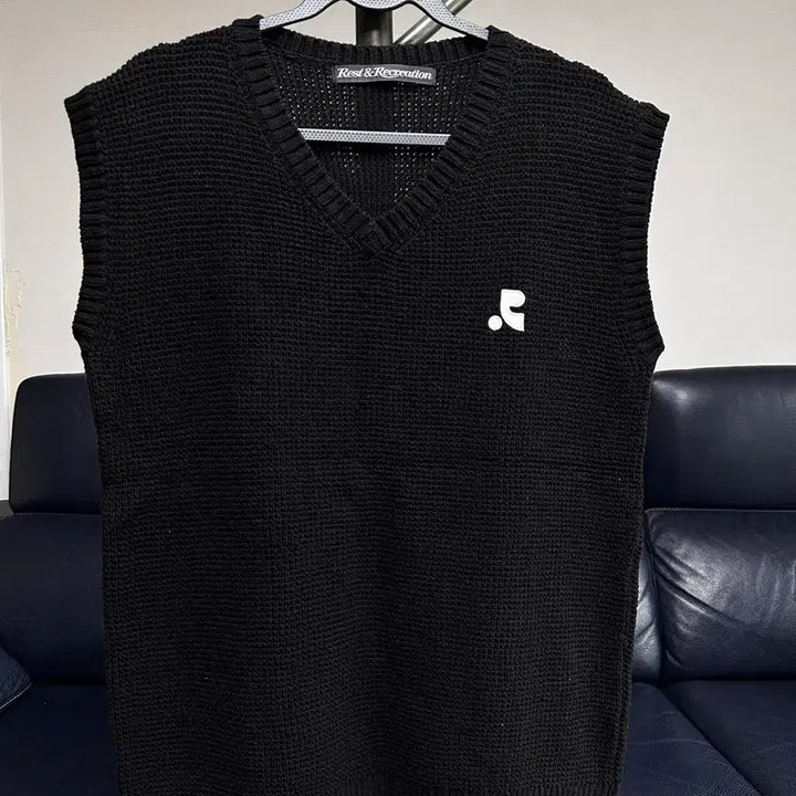 [SOLD OUT] Rest&amp;Recreation 검정 니트 조끼