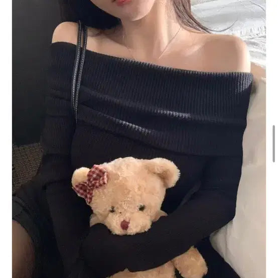 [BUNJANG] Black Off-Shoulder Long Sleeve Top / 정가3.5/ 핏 대박 검정오프숄더티