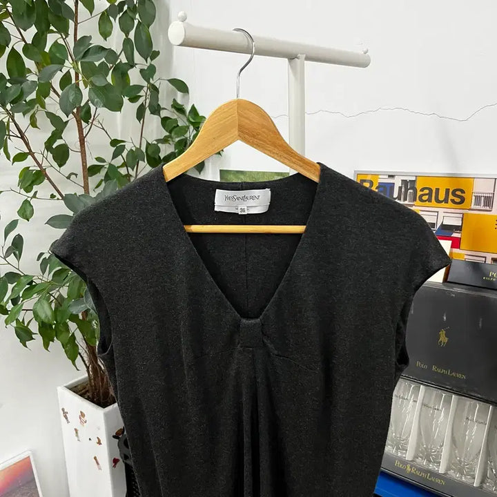 [BUNJANG] Yves Saint Laurent Viscose Sleeveless Top 36 / 입생로랑 비스코스 슬리브리스 36