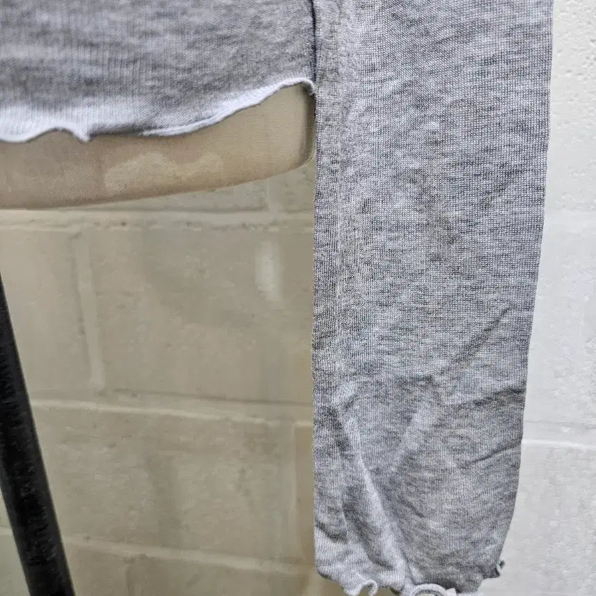 [BUNJANG] Round Neck Long Sleeve Top / 끝단프릴 얇은재질의 라운드 긴팔- 연그레이