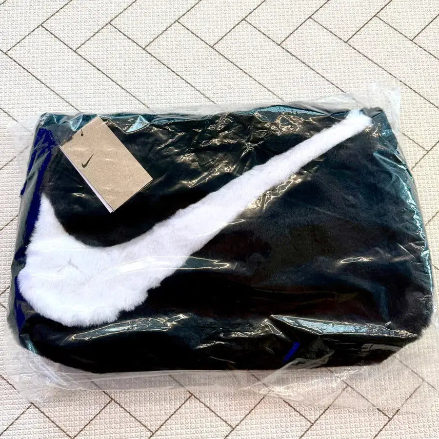 [BUNJANG] Nike NSW Fur Tote Bag / (새상품)나이키 NSW 퍼 가방 토트백 숄더백 블랙 화이트