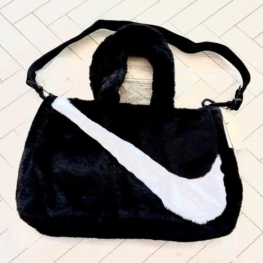 [BUNJANG] Nike NSW Fur Tote Bag / (새상품)나이키 NSW 퍼 가방 토트백 숄더백 블랙 화이트