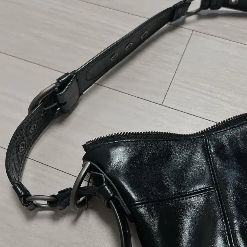 [BUNJANG] Studio Table Bold Strap Leather Bag / 스튜디오테이블 볼드 스트랩 레더백