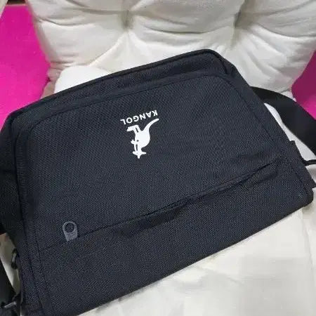 [BUNJANG] Kangol Messenger Bag / 캉골메신저