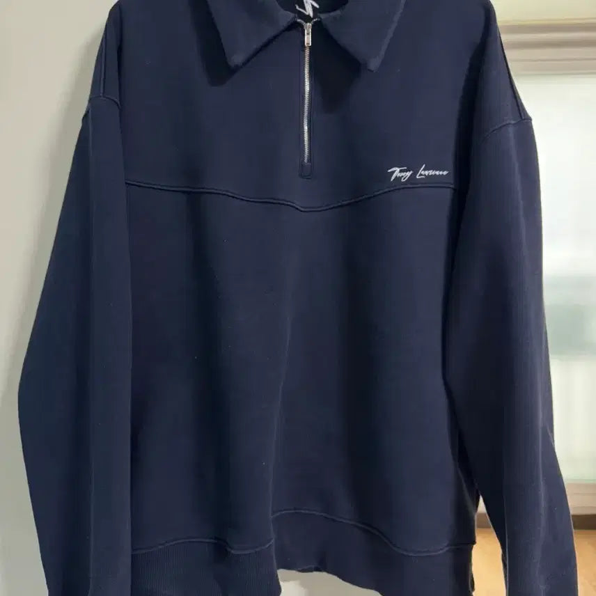 [BUNJANG] Tony Laurence Half-Zip Logo Sweatshirt Navy / 토니로렌스) 앞요크 반집업 로고 카라 맨투맨 네이비