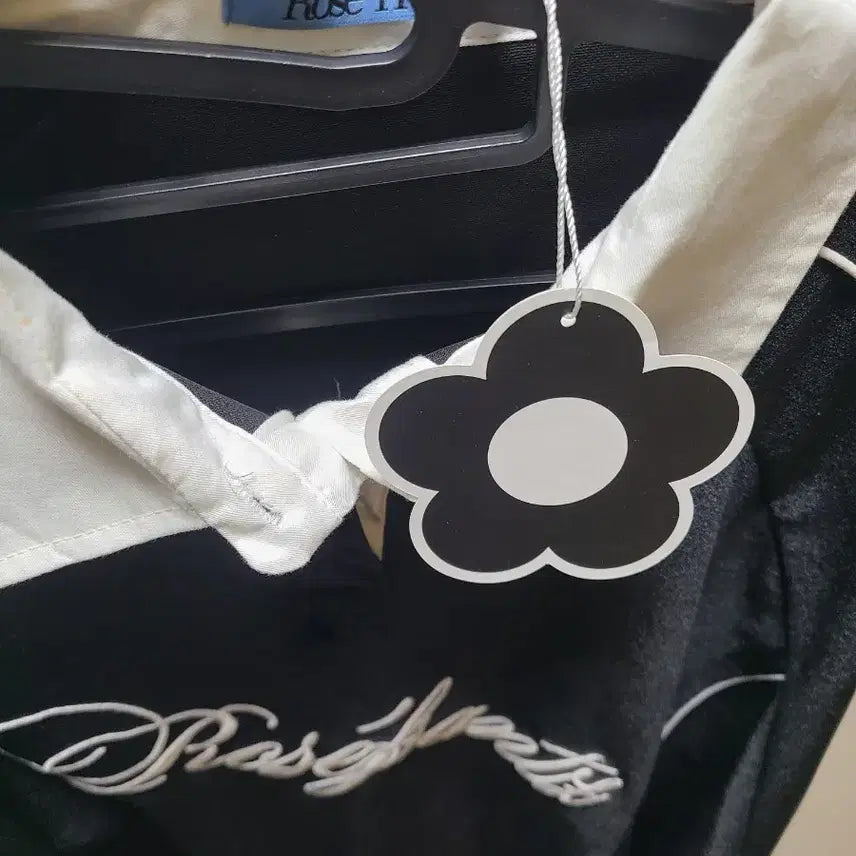 [BUNJANG] ROSEFRANZ Velvet Collar Sweatshirt [Black] / 로제프란츠 Velvet collar Sweatshirt [Black]