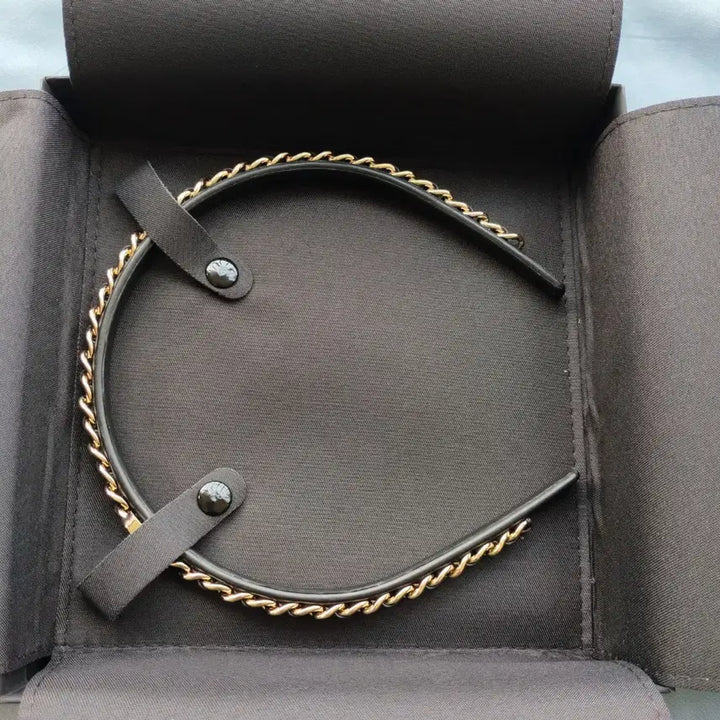 [BUNJANG] Chanel Logo Chain Hairband / 샤넬 로고체인 카츄샤