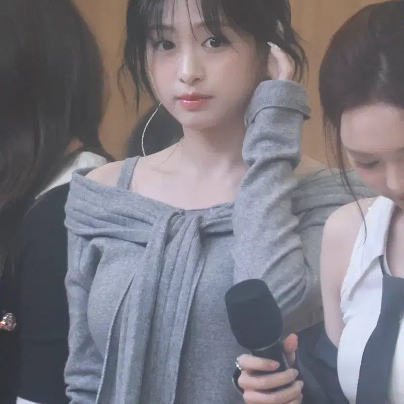 [BUNJANG] Leatherly Soft Off-Shoulder Knit Top / 레더리 소프트 머플 오프숄더 니트 그레이 리본