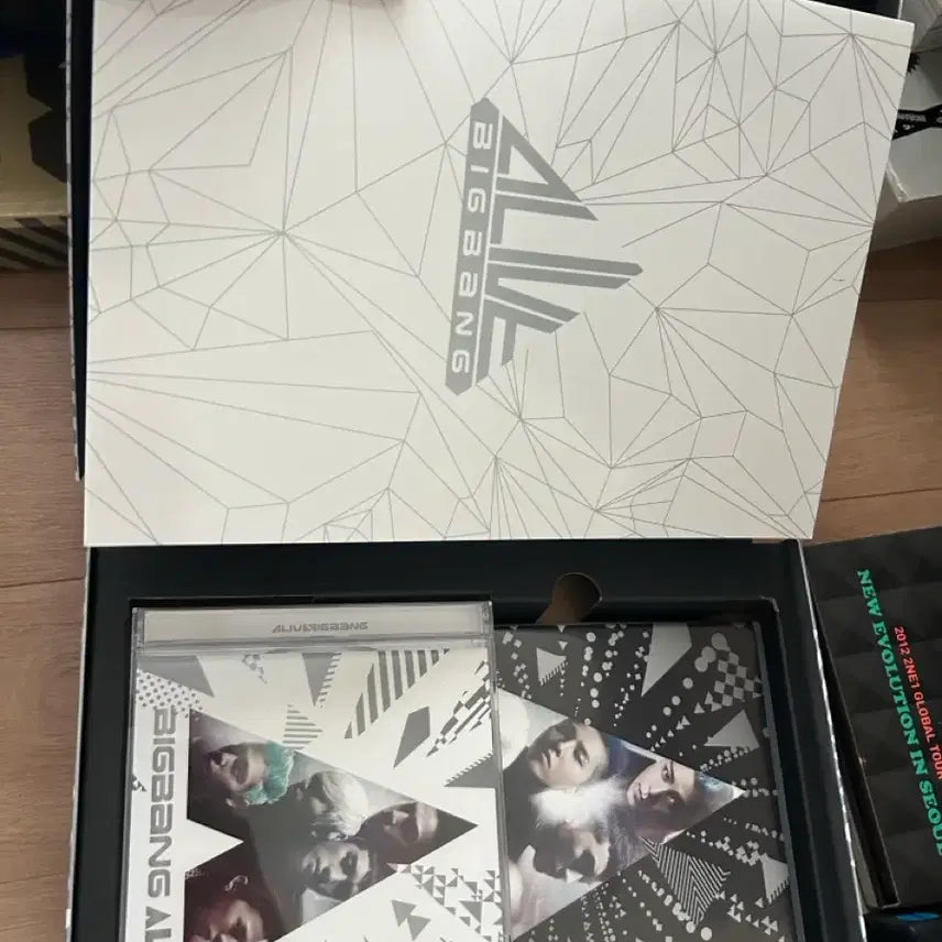 [BUNJANG] BIGBANG Alive CD + DVD + Photobook / 희귀) BIGBANG 빅뱅 얼라이브 alive CD + DVD + 포토북