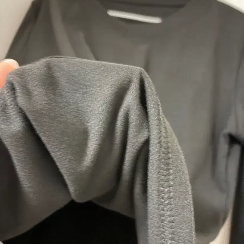 [BUNJANG] Black V-Neck Long Sleeve T-Shirt / (새상품) 검정색 브이넥 긴팔 티셔츠 55-66