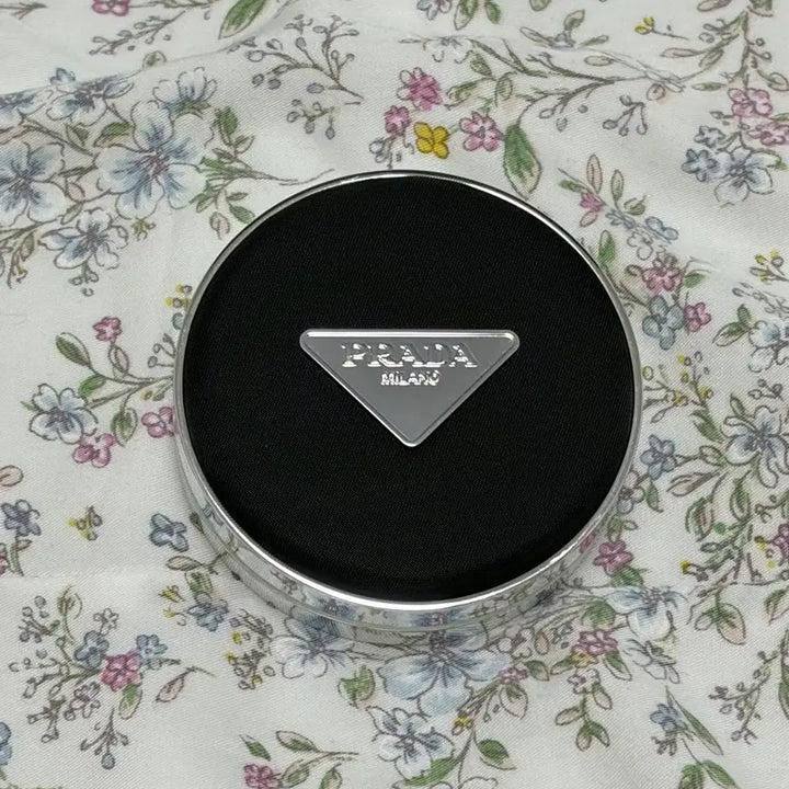 [BUNJANG] Prada Cushion Case / 프라다 쿠션 케이스 팝니다