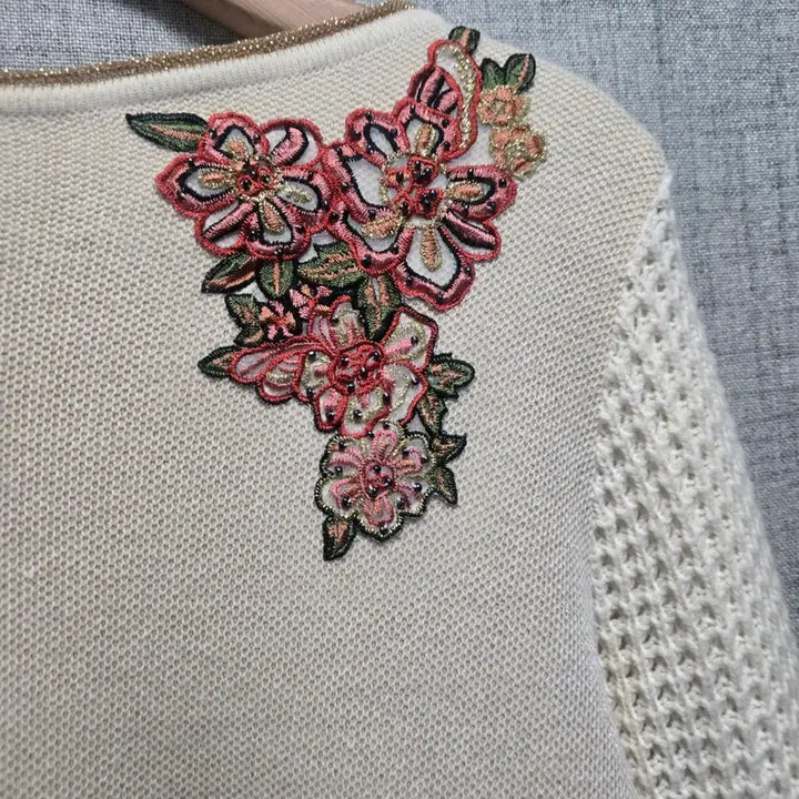 [BUNJANG] Egoist Flower Embroidered Wool Knit Sweater / 에고이스트 플라워 자수 울  니트  free