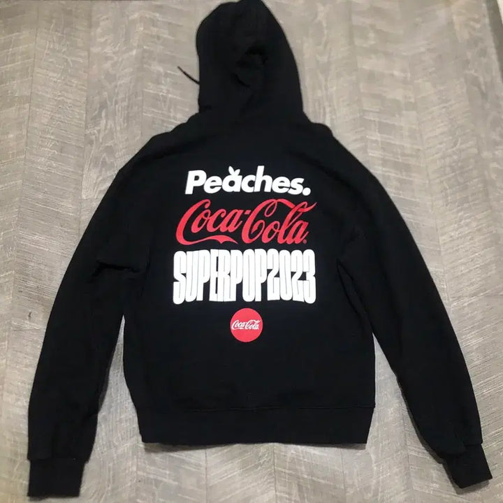 [BUNJANG] Coca-Cola x Peaches Superpop Staple Hoodie Black / 코카-콜라 x 피치스 슈퍼팝 스테이플 후드티