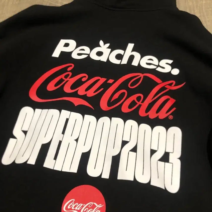 [BUNJANG] Coca-Cola x Peaches Superpop Staple Hoodie Black / 코카-콜라 x 피치스 슈퍼팝 스테이플 후드티