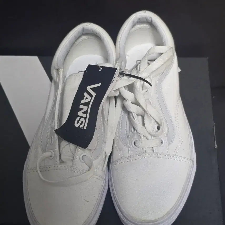 [BUNJANG] Vans Old Skool True White Sneakers / 반스 올드스쿨 트루화이트 225