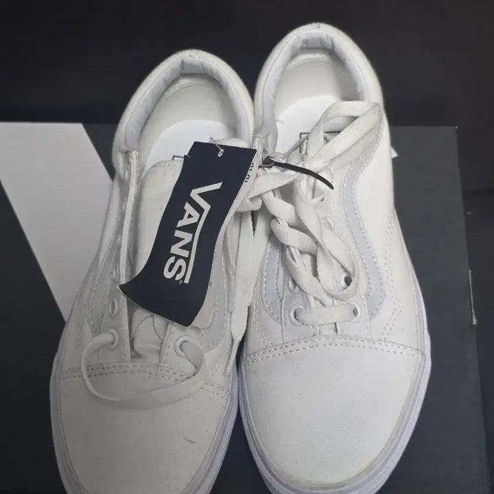 [BUNJANG] Vans Old Skool True White Sneakers / 반스 올드스쿨 트루화이트 225