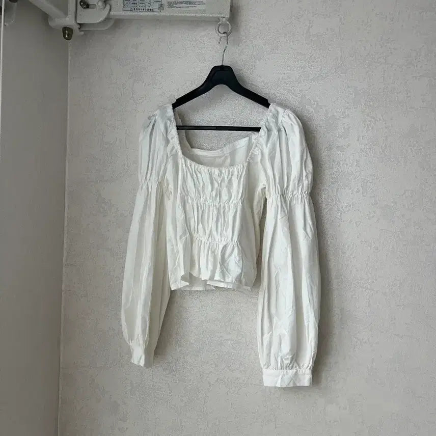 [BUNJANG] White Shirred Blouse Long Sleeve / (새상품)화이트 셔링 블라우스 긴팔 프리사이즈