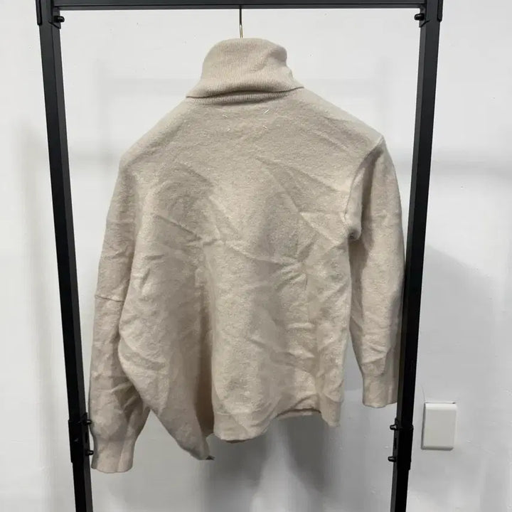 [BUNJANG] Maison Margiela Women's Asymmetrical Knit Turtleneck / 메종 마르지엘라 여성 언발란스 니트 목티