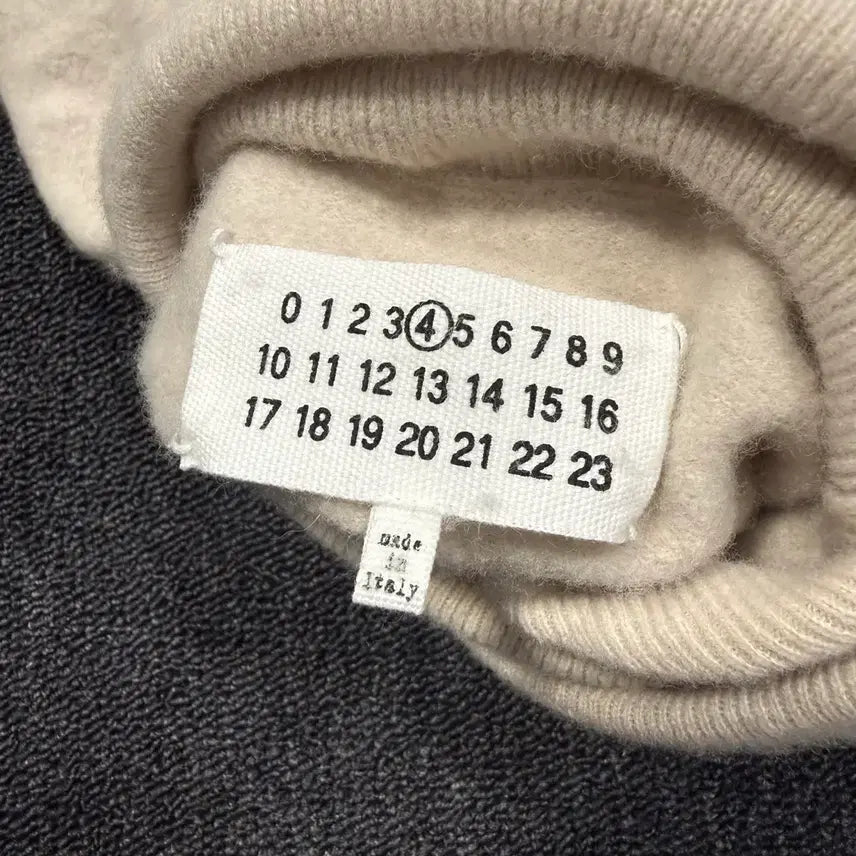 [BUNJANG] Maison Margiela Women's Asymmetrical Knit Turtleneck / 메종 마르지엘라 여성 언발란스 니트 목티