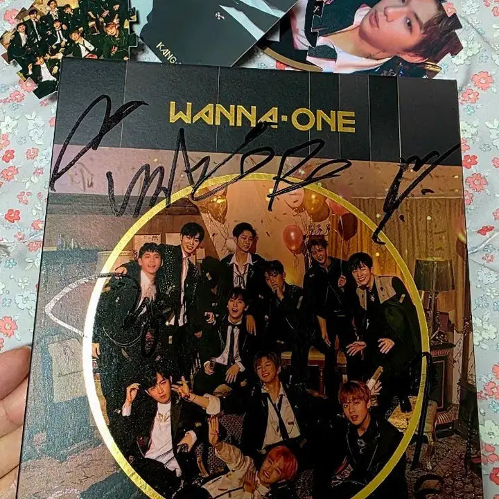 [BUNJANG] Wanna One Signed Album / 워너원 싸인앨범!! 보관만해서깨긋해요 포토에세이도 드려요
