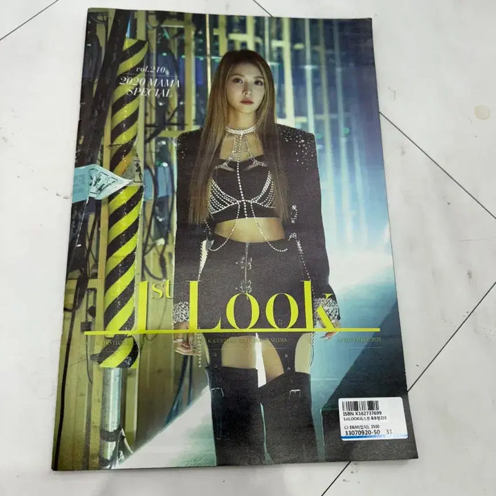 [BUNJANG] First Look Vol. 210 2020 MAMA Special Edition Magazine / 퍼스트룩 210호 2020 MAMA 특별판