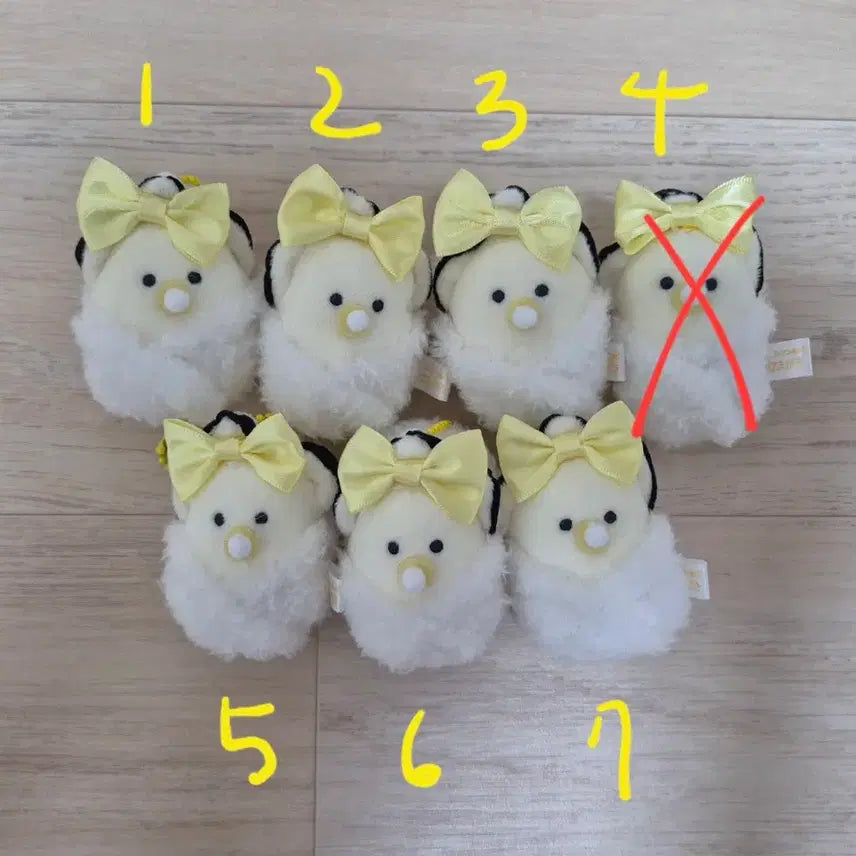[BUNJANG] Tsuburana Hitomi Baby Oyster Plushie Keychain / 츠부라나 히토미 나마가키 아기 굴 포대기 리본 인형 키링 노랑