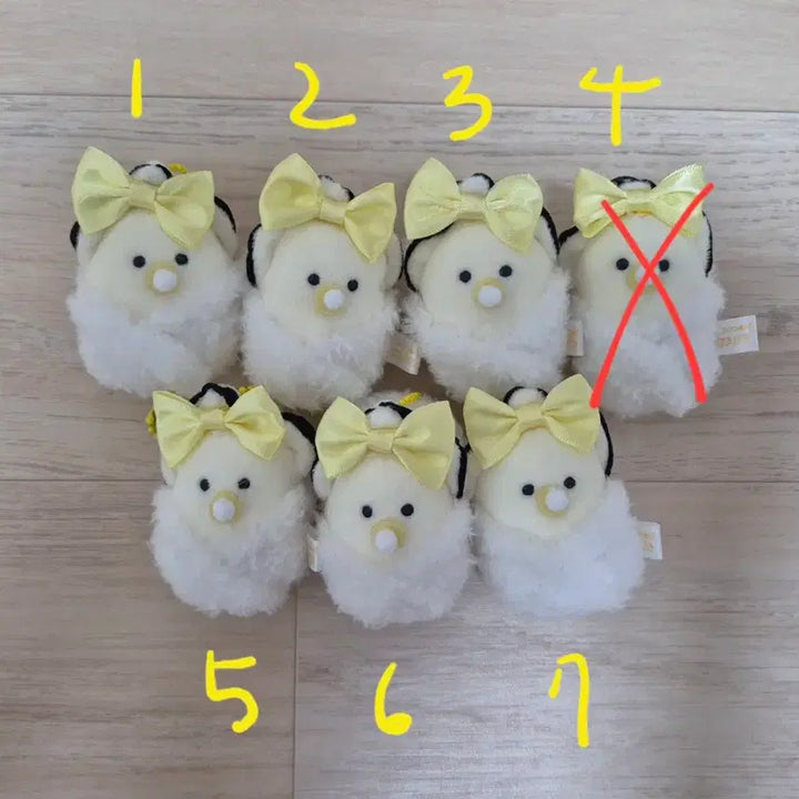 [BUNJANG] Tsuburana Hitomi Baby Oyster Plushie Keychain / 츠부라나 히토미 나마가키 아기 굴 포대기 리본 인형 키링 노랑