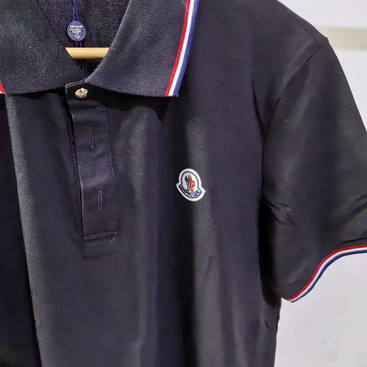 [SOLD OUT] 국내배송[L]몽클레어 카라티셔츠 블랙 와팬로고 남성 100사이즈정도