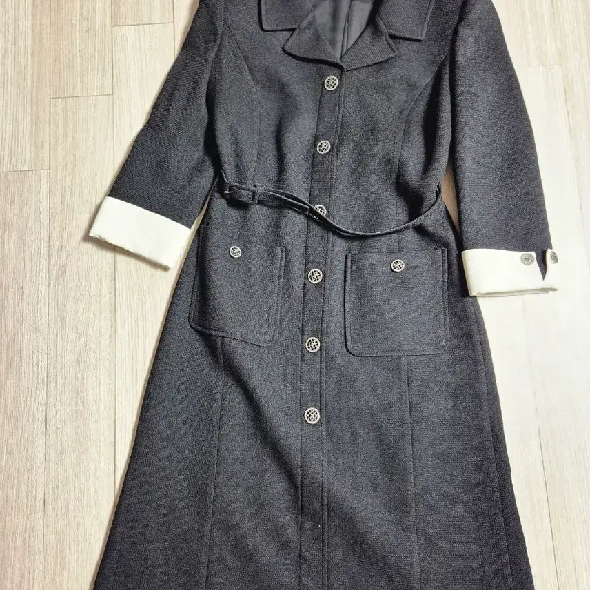 [BUNJANG] JJ JIGOTT Contrast Cuff Button Dress / 새제품)JJ지고트 커프스 배색 버튼 장식 원피스