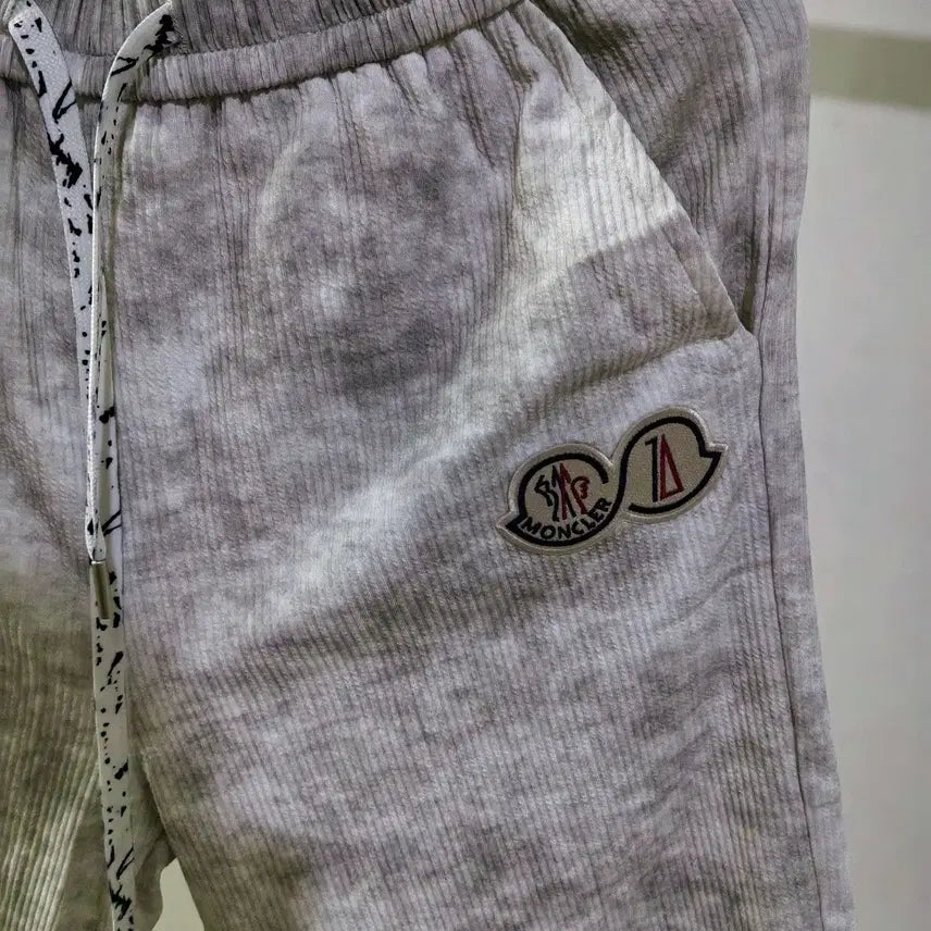 [SOLD OUT] 국내배송[L사이즈]몽클레어 반바지 남성 그레이 색상 빈티지