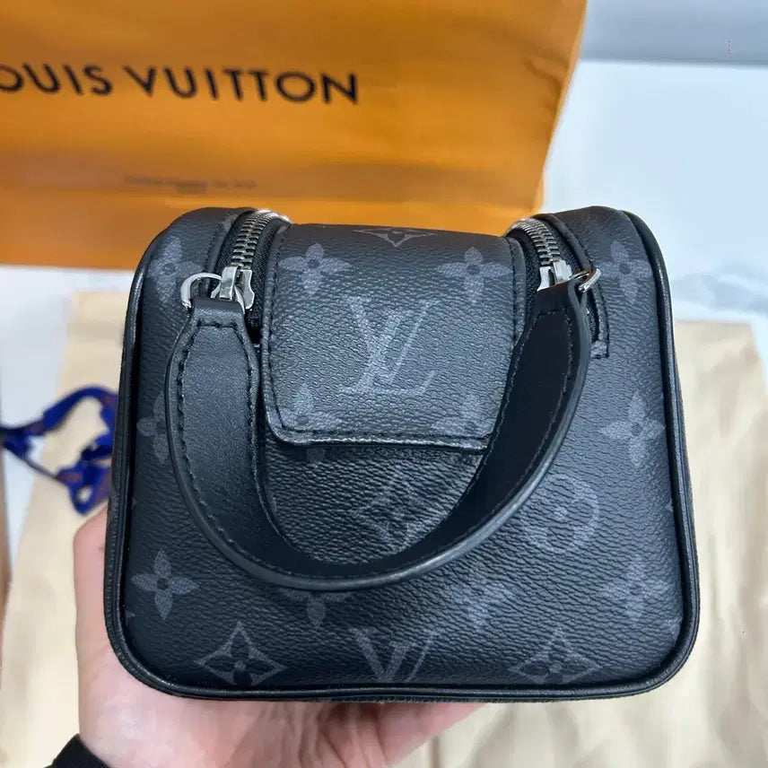 [BUNJANG] Louis Vuitton Eclipse Dopp Kit Clutch Bag / {새상품급} 루이비통 이클립스 돕키트 클러치백