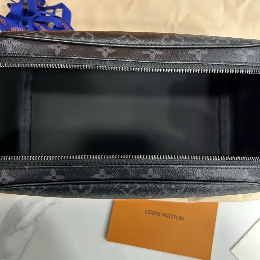 [BUNJANG] Louis Vuitton Eclipse Dopp Kit Clutch Bag / {새상품급} 루이비통 이클립스 돕키트 클러치백