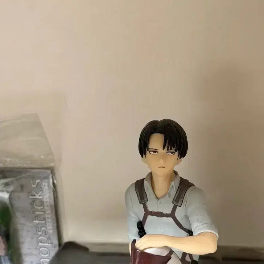 [BUNJANG] Attack on Titan Levi Figure + Acrylic Stand Bundle Set / 진격의거인 리바이 제일복권 g상피규어 + 밥상아크릴 + 독서아크릴 일괄